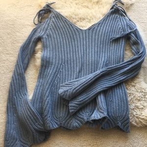 Shoulder peeping knit sweater